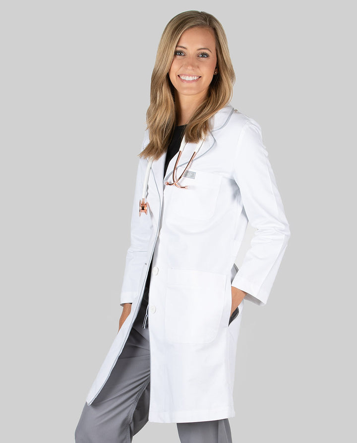 3 Key Signs That Your Lab Coat Needs Replacing